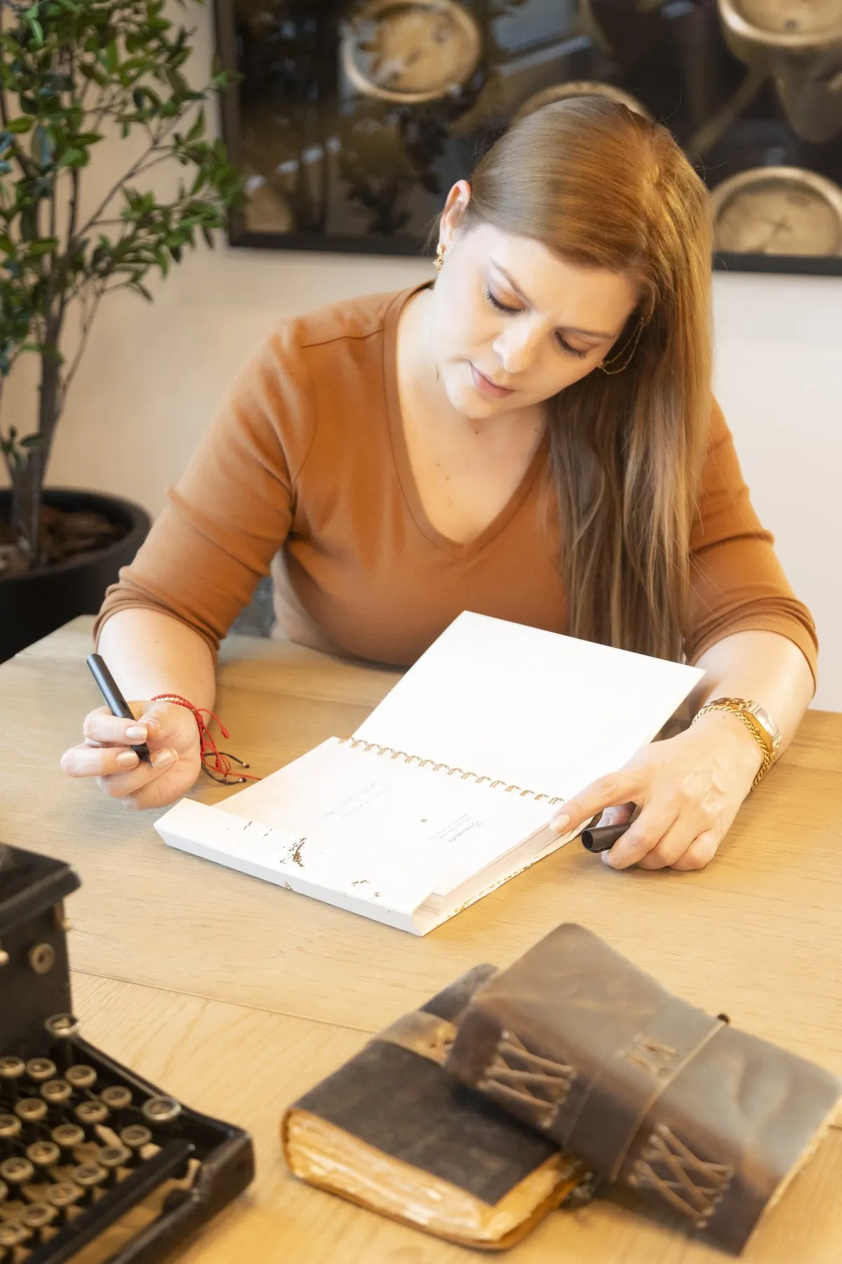 Caro García escribiendo en su agenda