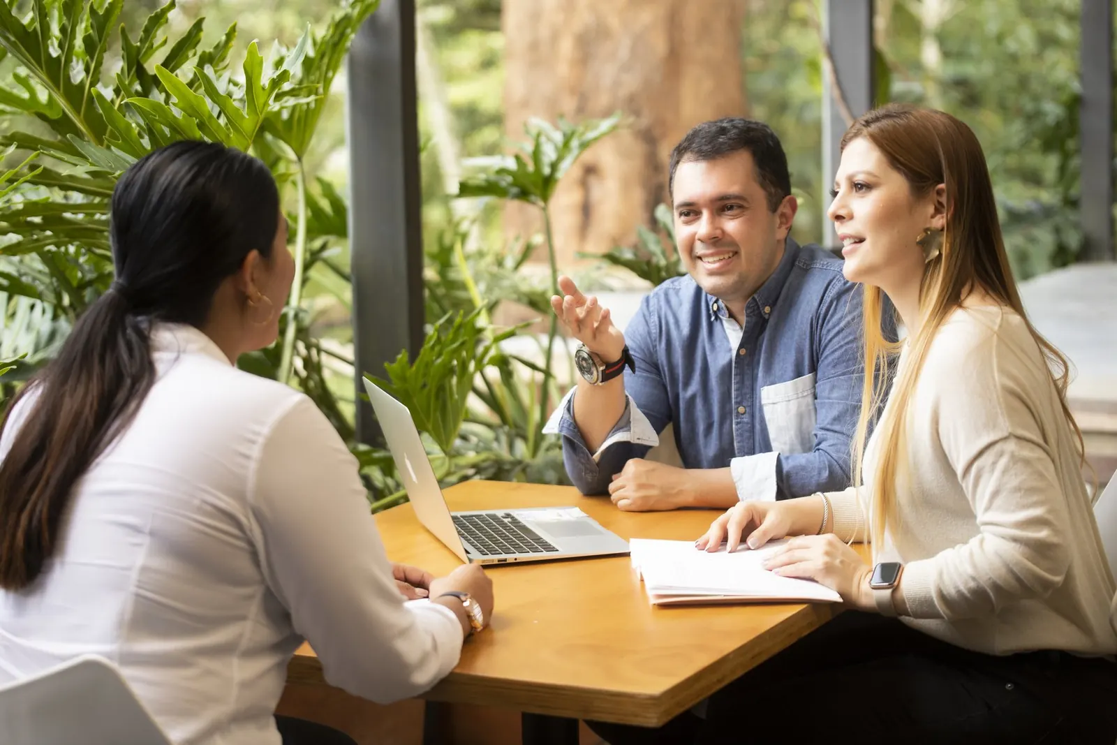 Caro y Migue García en una consultoría
